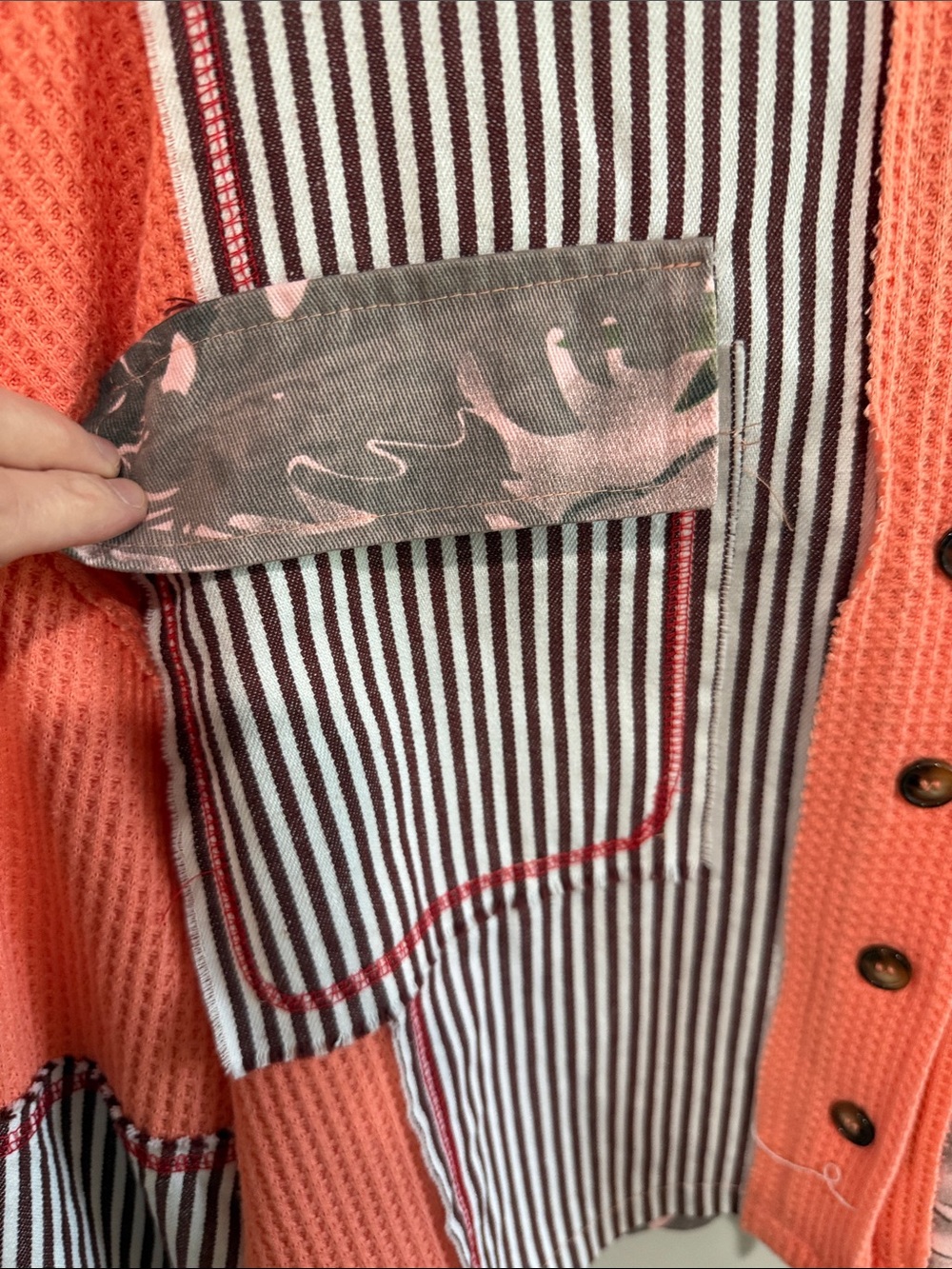 POL Coral/Camo Mixed-Panel Button-Front Shirt - Picture 4 of 10